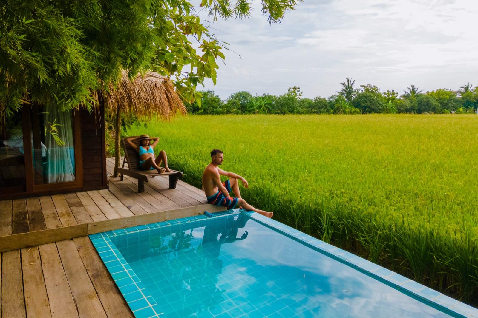 A weekend house with a pool overlooking green fields